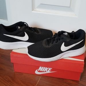 LIKE NEW Nike Shoes